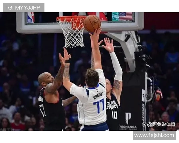 快船与独行侠激战正酣双方球员拼尽全力争夺胜利