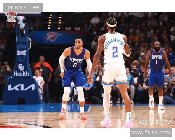 雷霆与快船激烈对抗赛场爆发冲突引发球迷热议 雷霆与快船激烈对抗赛场爆发冲突引发球迷热议